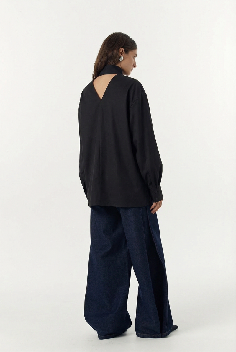 Чорна сорочка з високим коміром