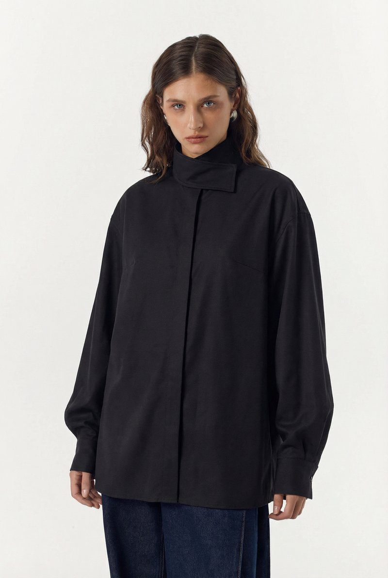 Чорна сорочка з високим коміром