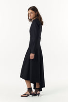 Чорна приталена сукня з асиметричним подолом