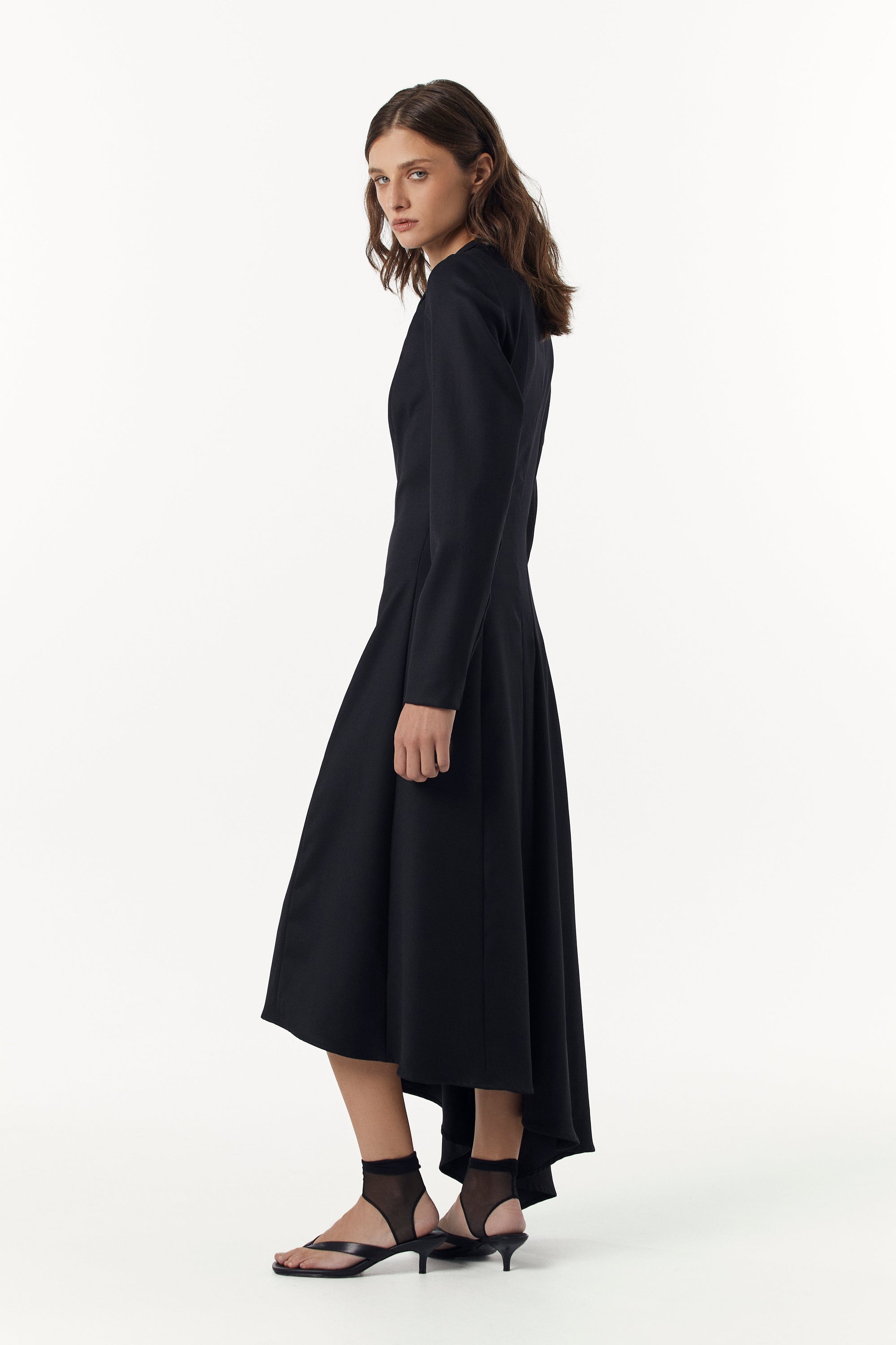 Чорна приталена сукня з асиметричним подолом