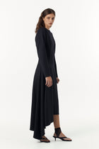 Чорна приталена сукня з асиметричним подолом