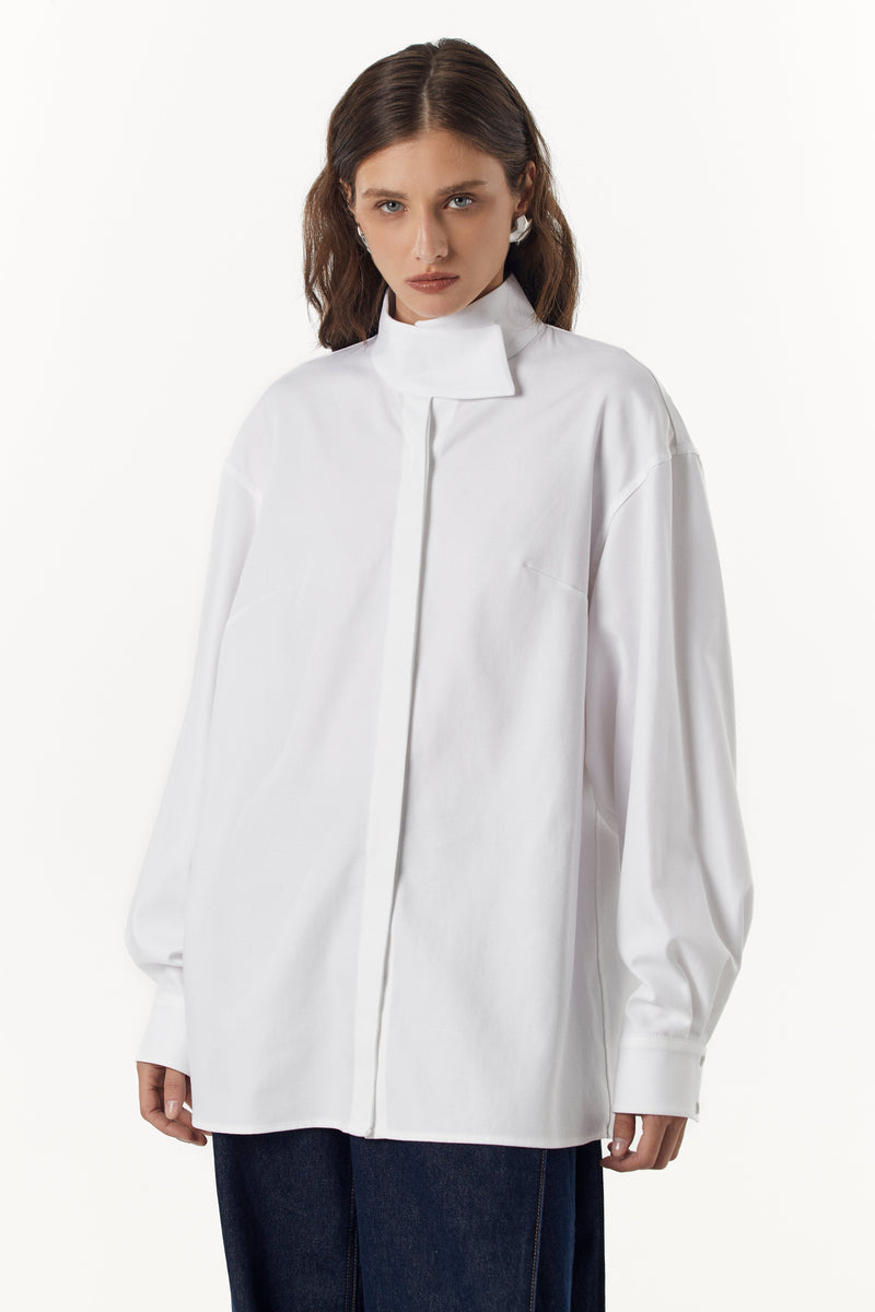 Біла сорочка з високим коміром