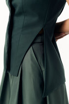 Приталений жилет у глибокому зеленому кольорі