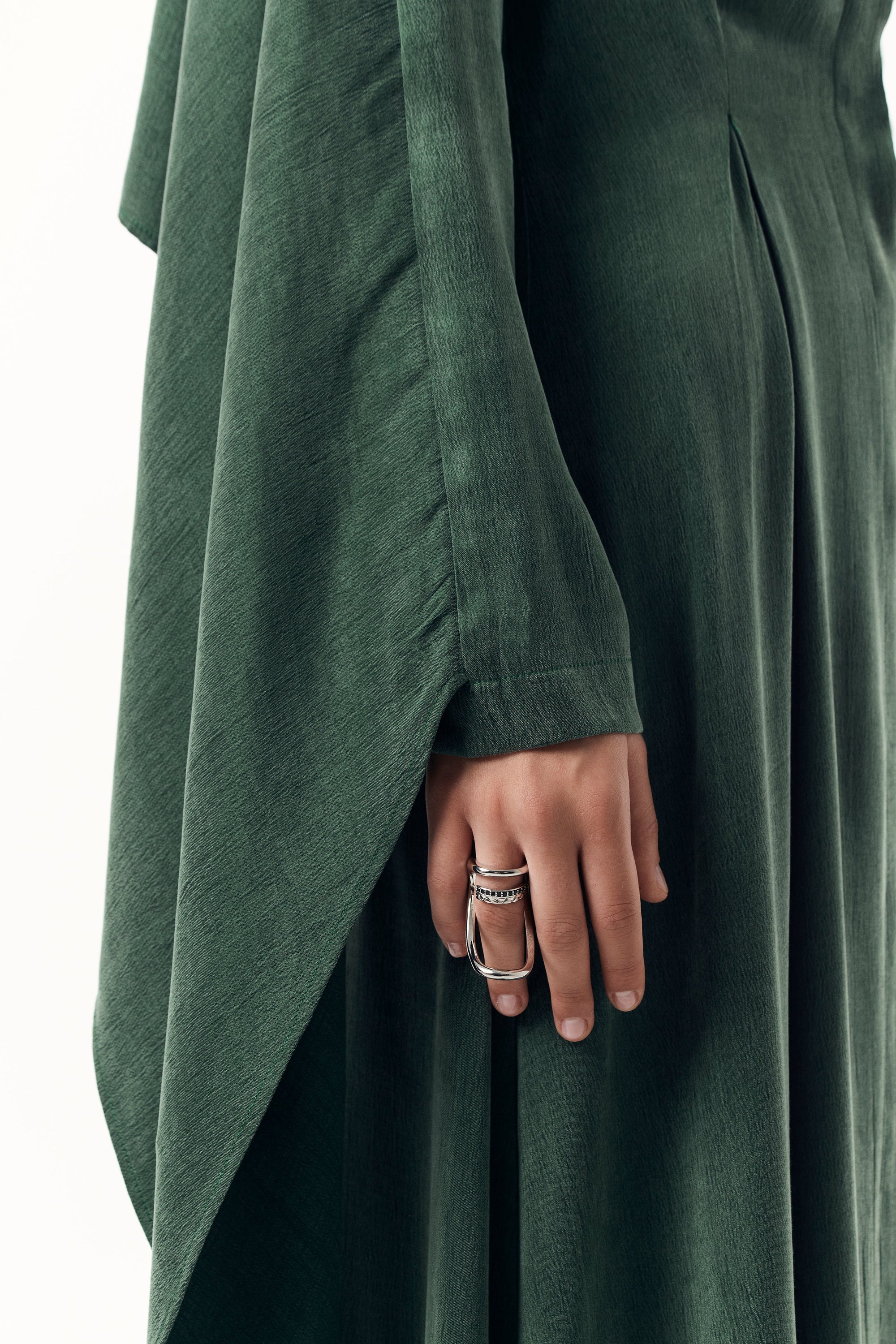 Сукня в зеленому відтінку з шовковим коміром