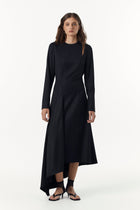 Чорна приталена сукня з асиметричним подолом