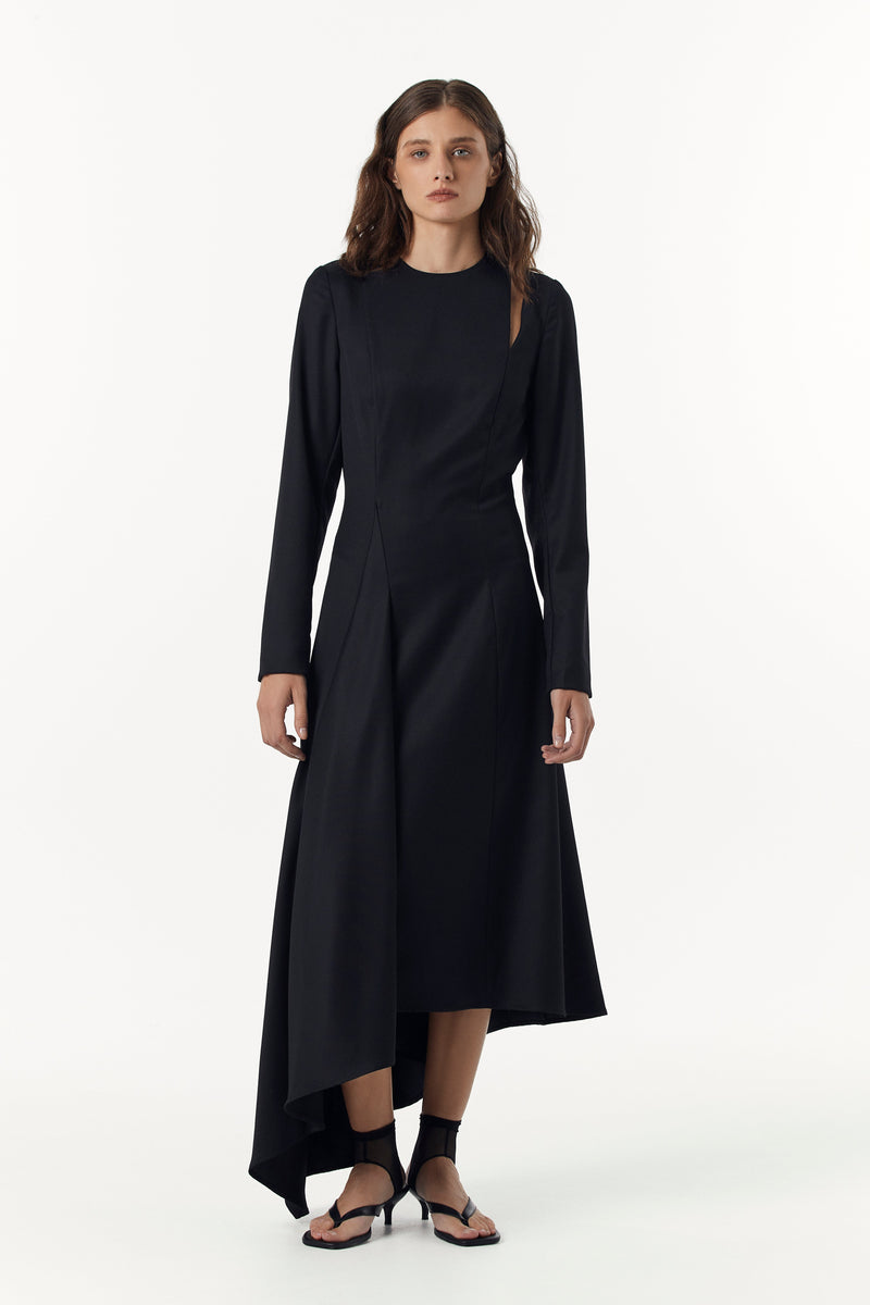 Чорна приталена сукня з асиметричним подолом