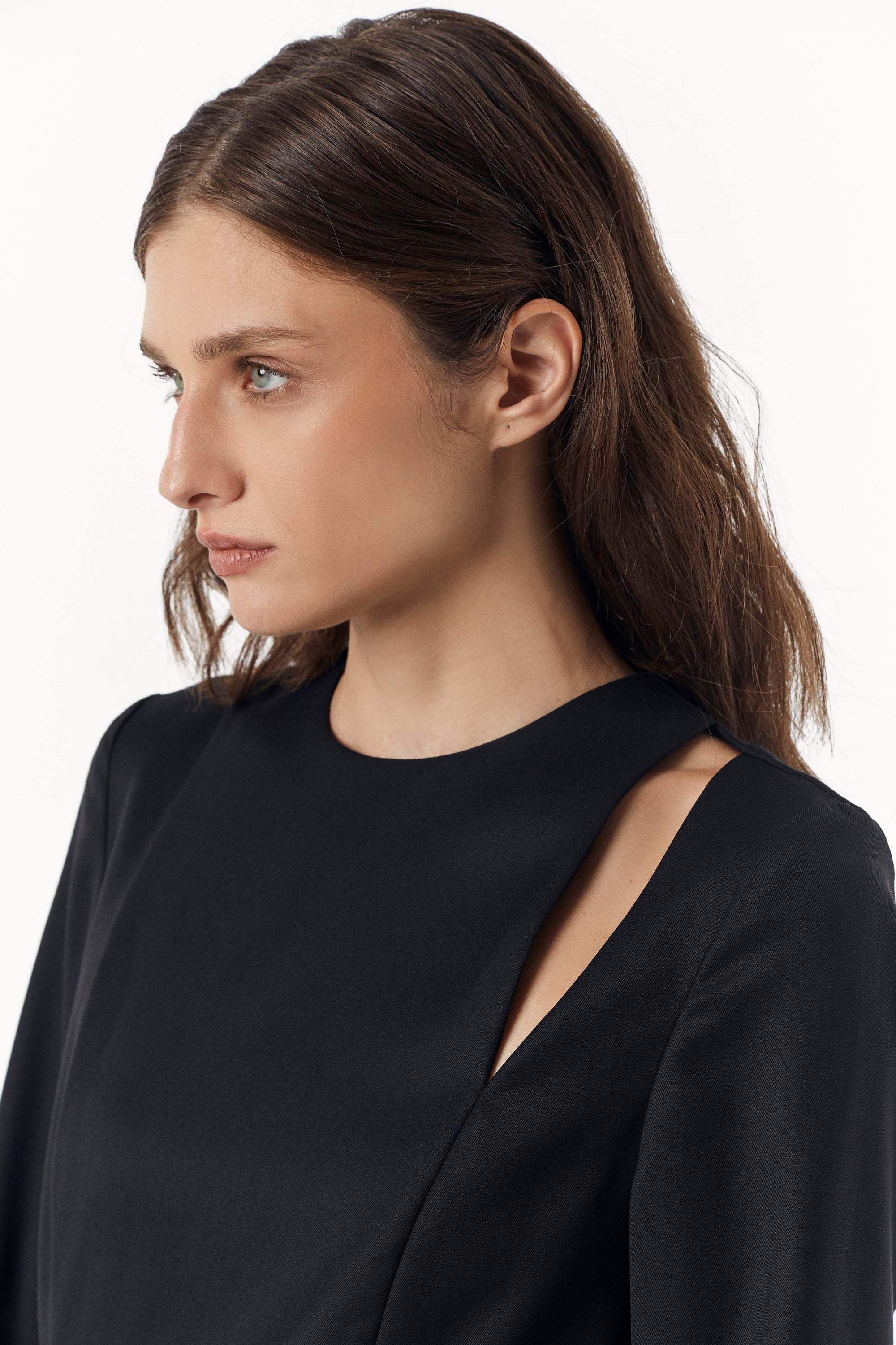 Чорна приталена сукня з асиметричним подолом