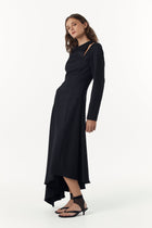 Чорна приталена сукня з асиметричним подолом