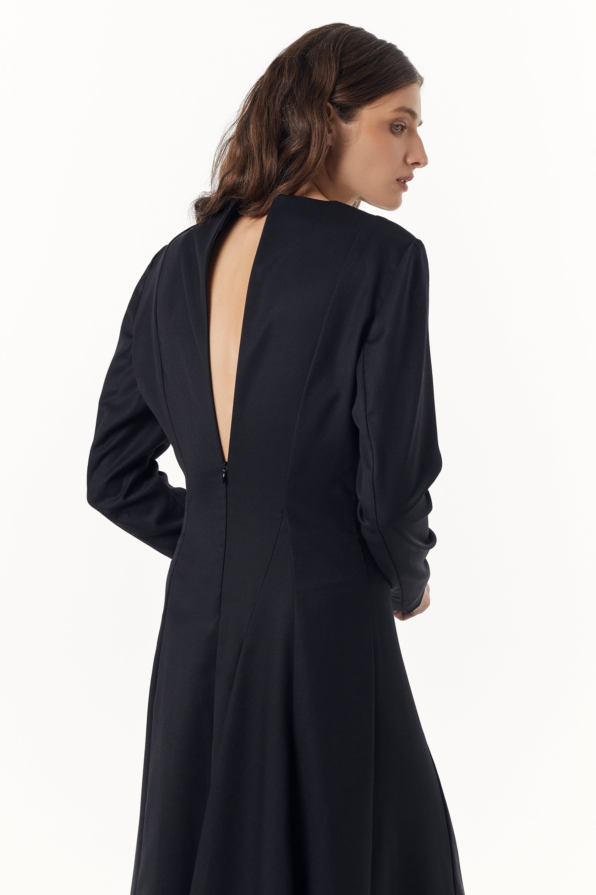 Чорна приталена сукня з асиметричним подолом