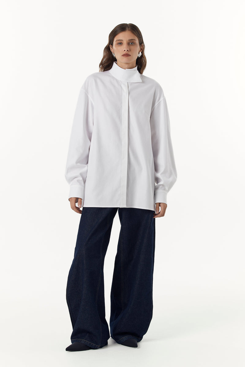 Біла сорочка з високим коміром